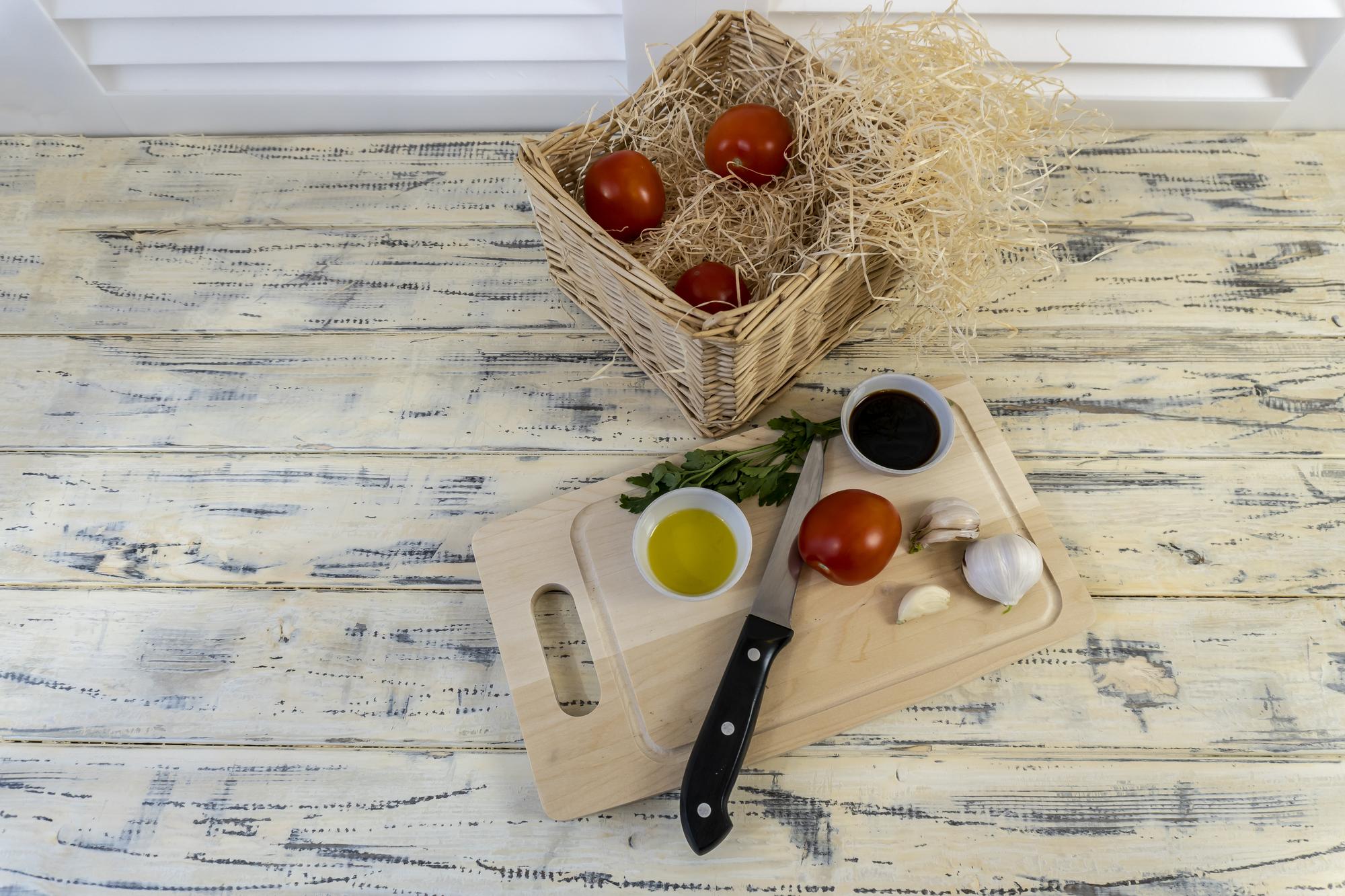 Kleine Küche mit frischen Zutaten auf Holztablett